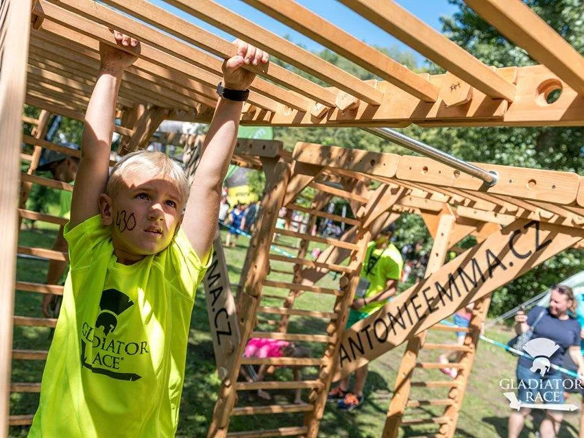 Bambino sulle nostre strutture per arrampicata alla Gladiator Race